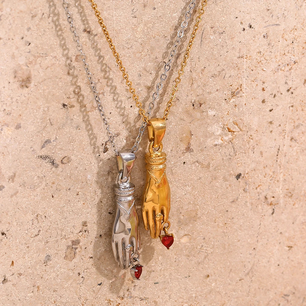 Colar Elegante com Pingente de Mão e Zircônia Vermelha