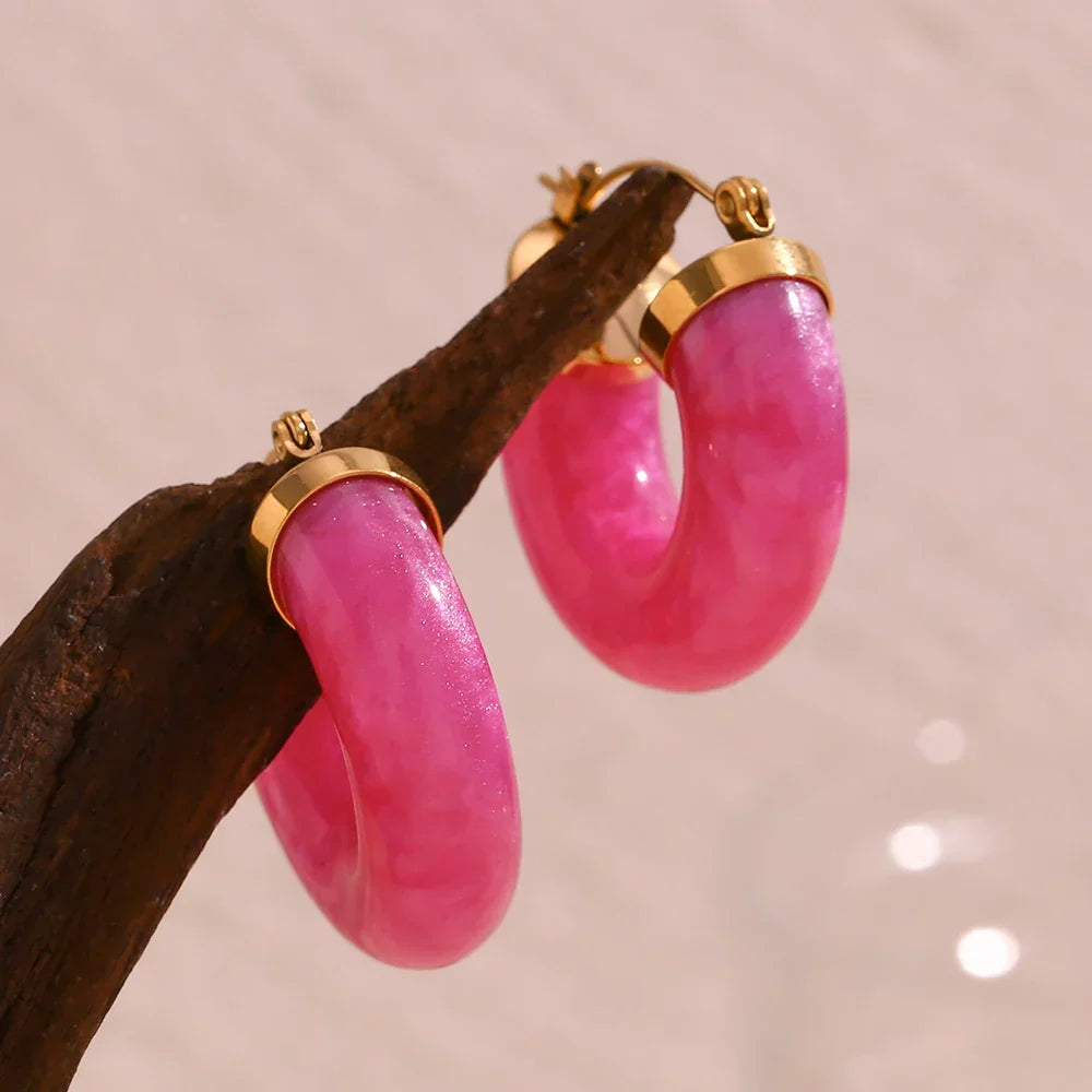 Brincos Acrílicos Elegantes em Tons Vibrantes
