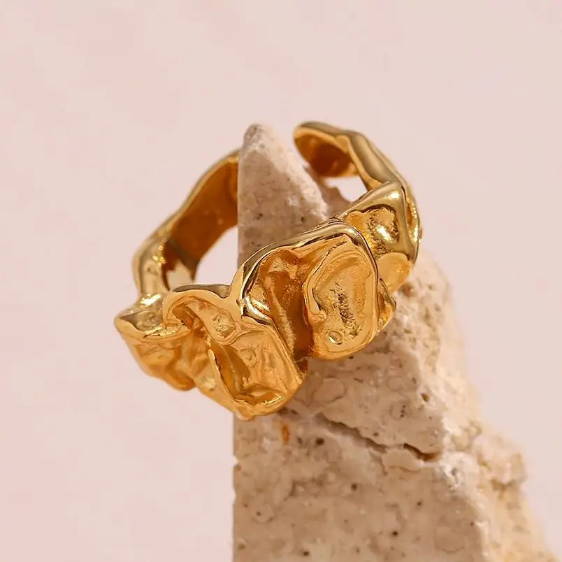 Anel Abstrato Banhado a Ouro com Design Artístico