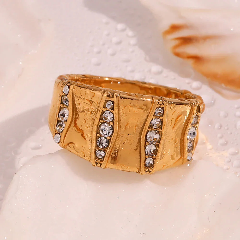Anel Dourado com Zircônias e Listras Verticais