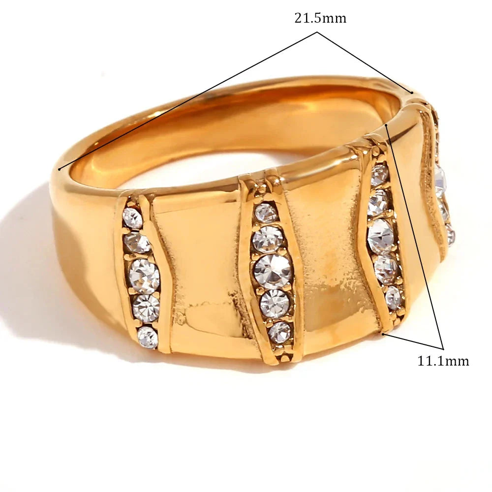 Anel Dourado com Zircônias e Listras Verticais