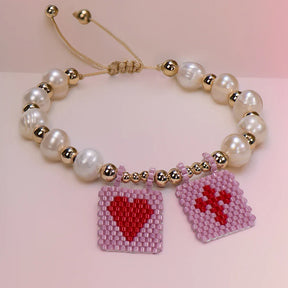Pulseira de Pérolas com Coração e Cruz Boho