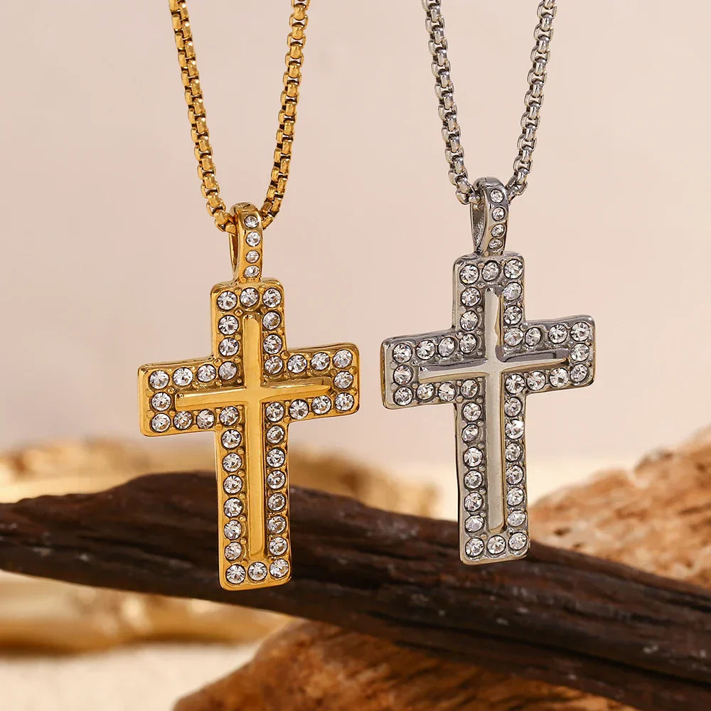 Colar Elegante com Pingente de Cruz em Zircônia