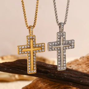 Colar Elegante com Pingente de Cruz em Zircônia