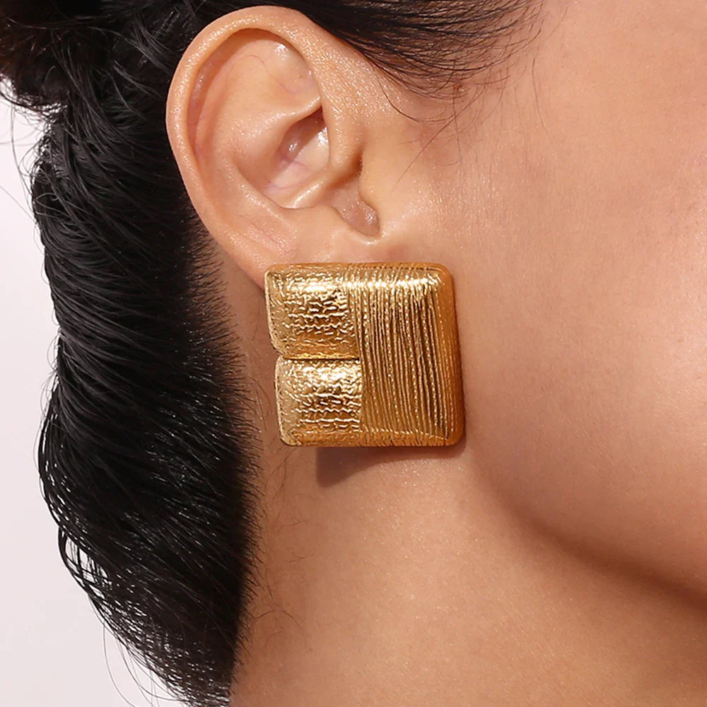 Brincos Geométricos de Ouro com Textura Elegante