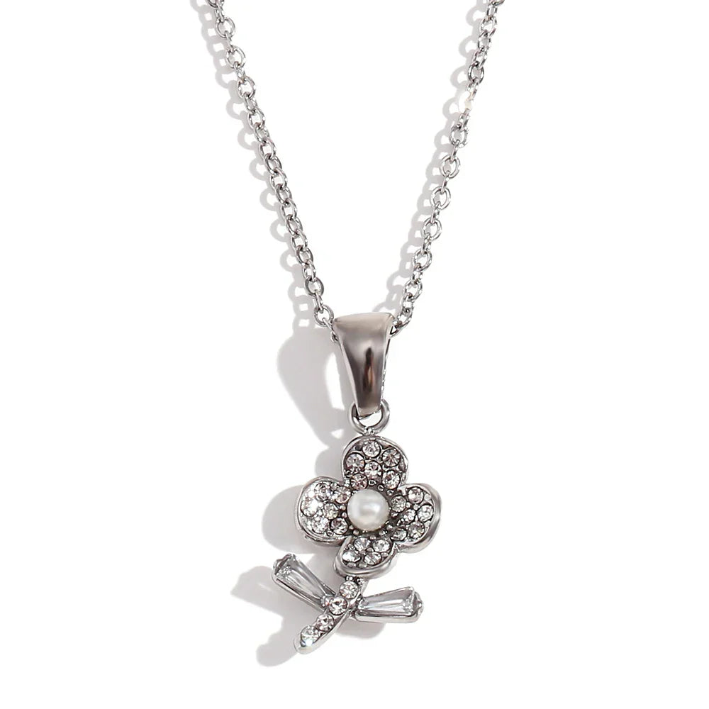 Colar Elegante com Pingente de Flor e Zircônia