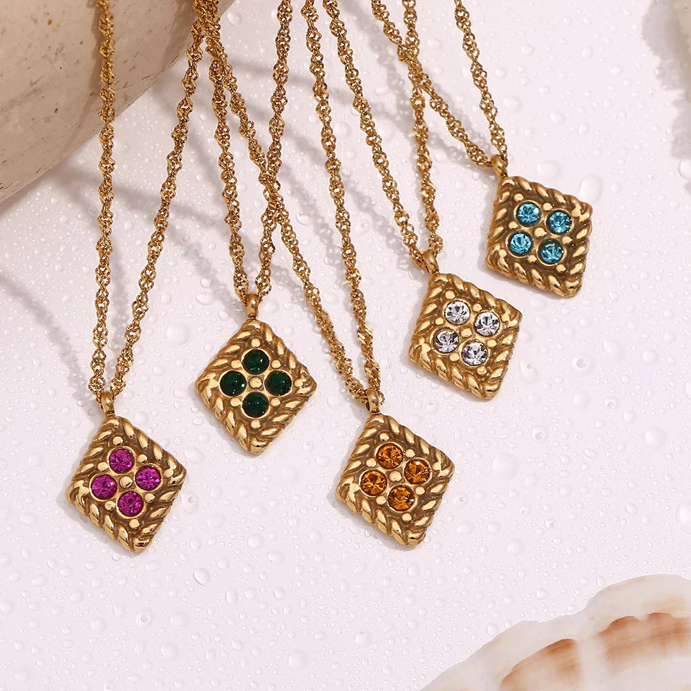 Colar Geométrico com Zircônias Coloridas Banhado a Ouro