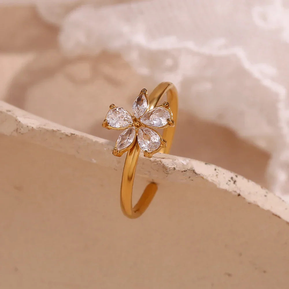 Anel Flor de Cinco Pétalas com Zircônia