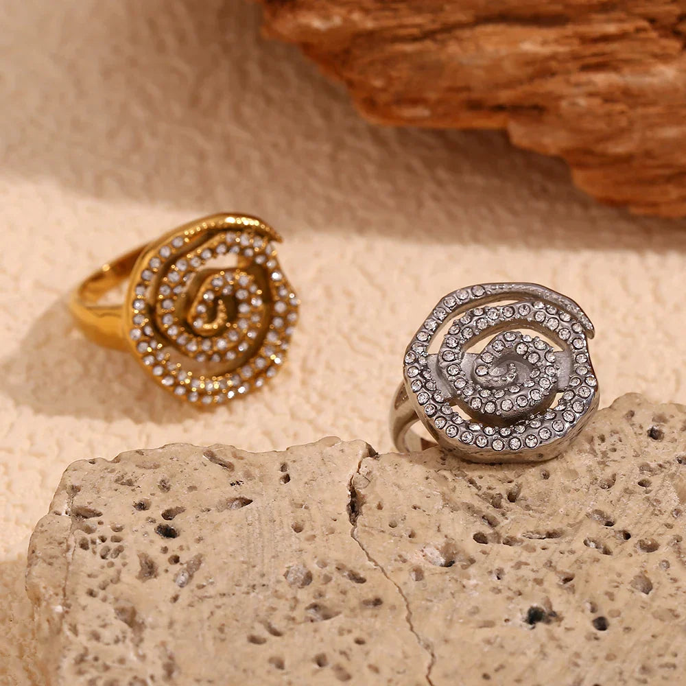 Anel Espiral Elegante com Zircônias