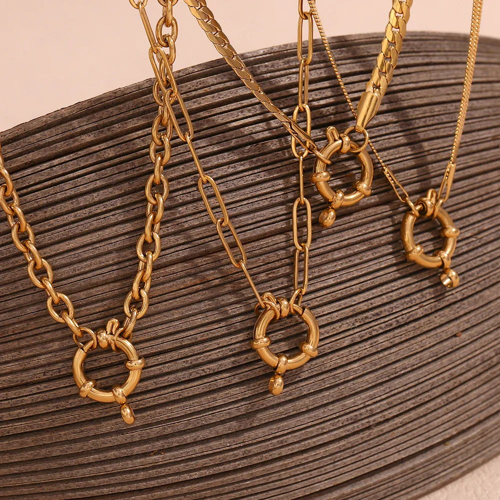 Colar Elegância Dourada com Pingente Circular