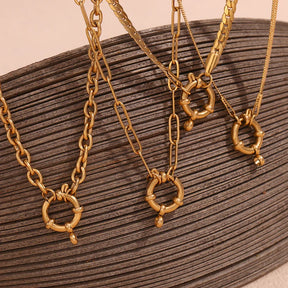 Colar Elegância Dourada com Pingente Circular