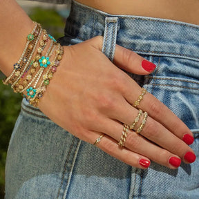 Pulseira Charmosa de Elo Dourado com Cristais Coloridos