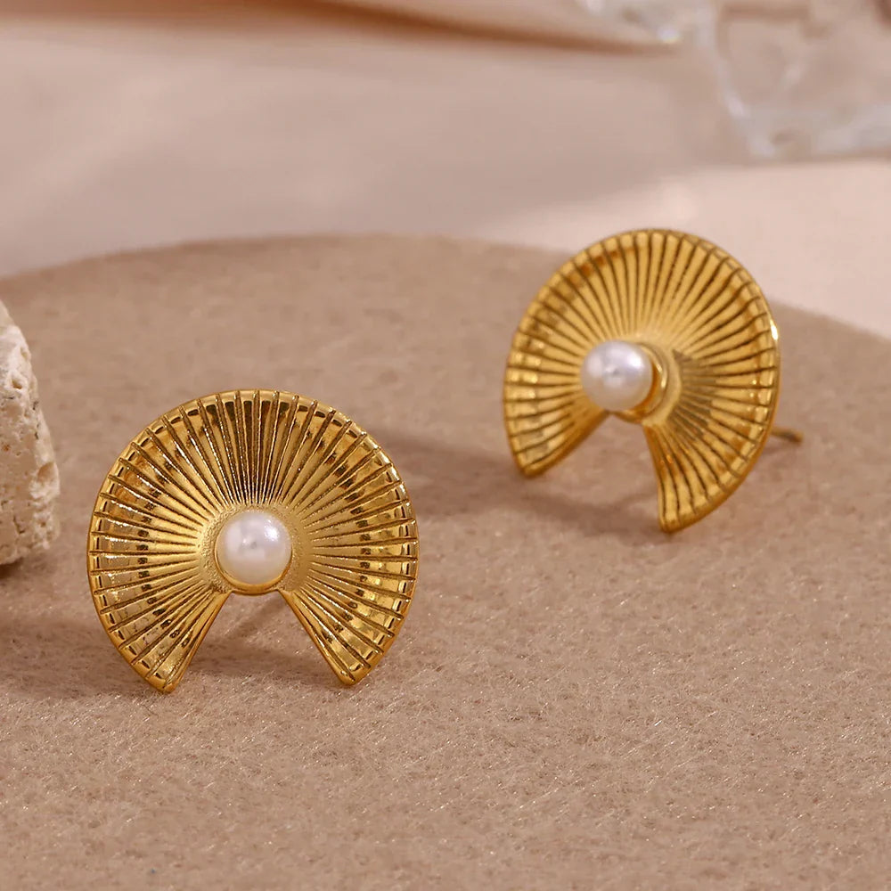 Brincos de Pérola com Design de Leque Dourado