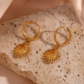 Brincos de Argola com Pingente de Sol Dourado