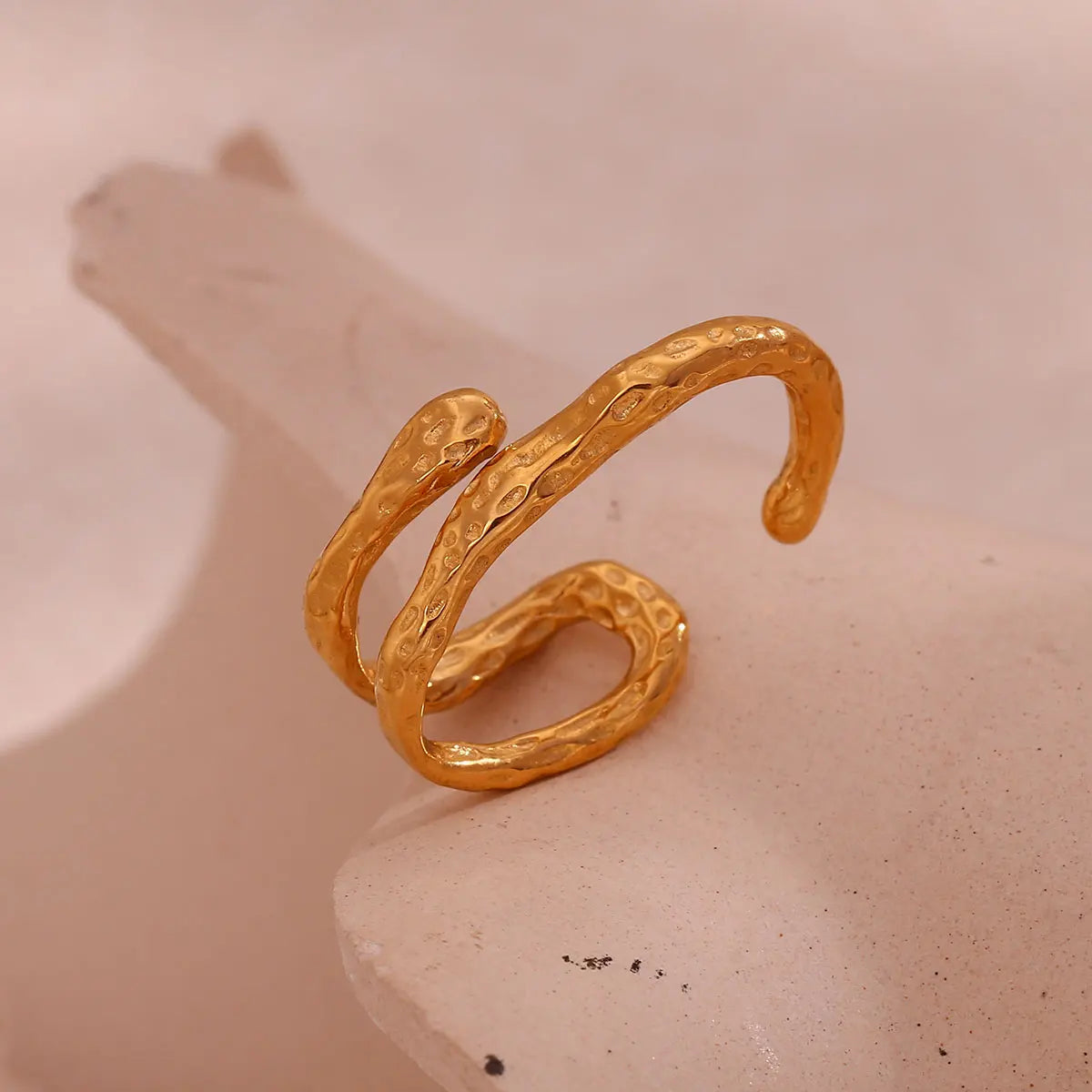 Manguito de Orelha Abstrato Banhado a Ouro
