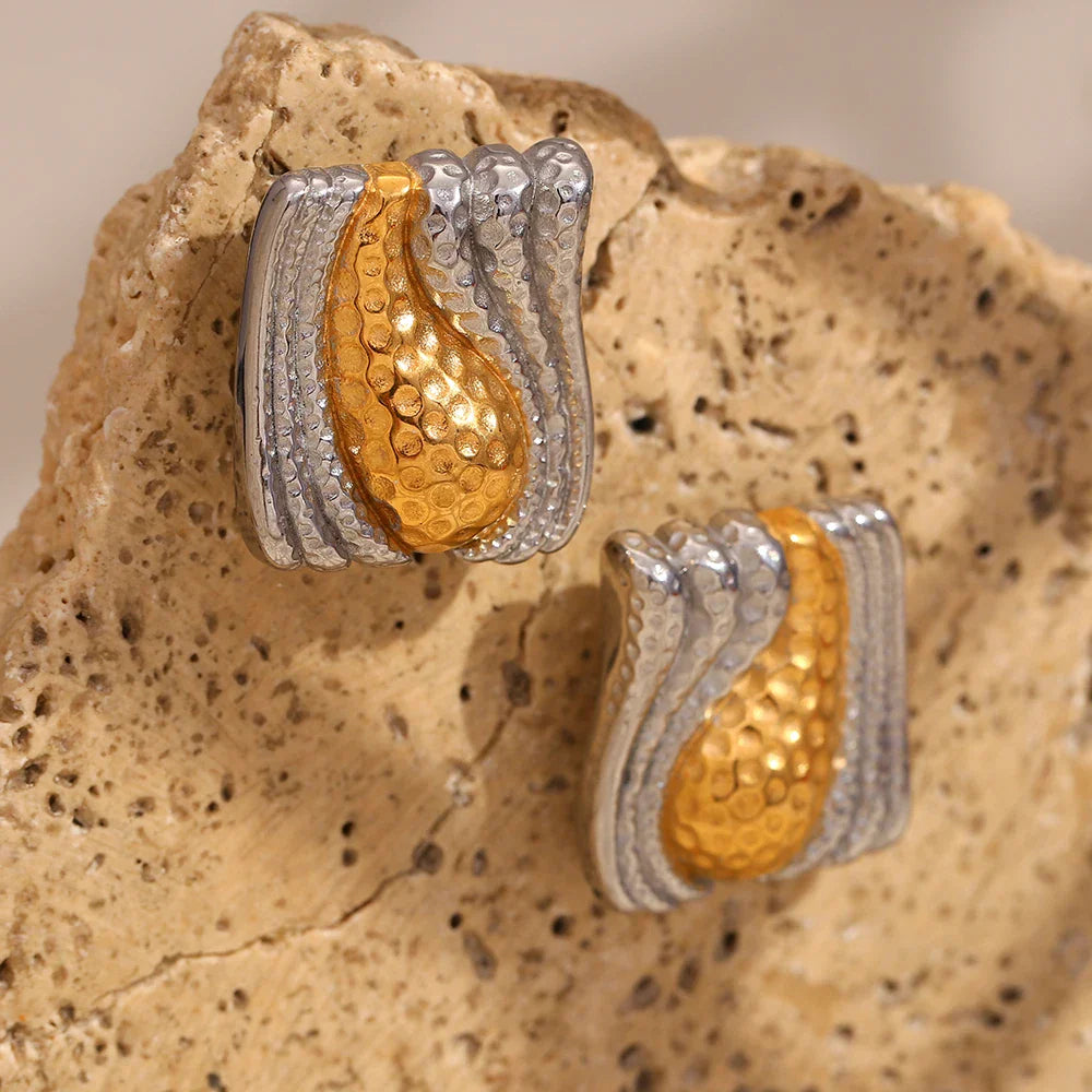 Brincos Elegantes de Aço Inoxidável com Detalhe Dourado