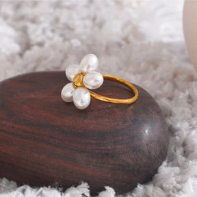 Anel Elegante com Pérolas Imitadoras Lux