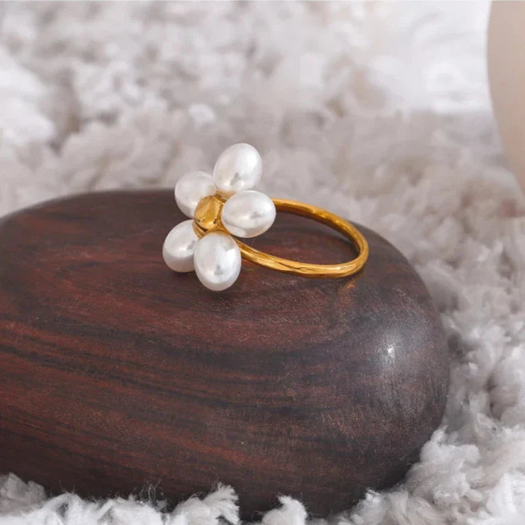 Anel Elegante com Pérolas Imitadoras Lux