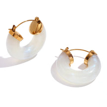 Brincos Acrílicos Elegantes em Tons Vibrantes