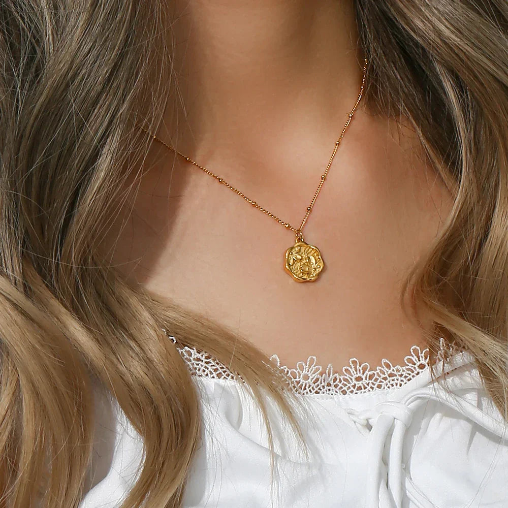 Colar Romântico Sakura Banhado a Ouro 18K