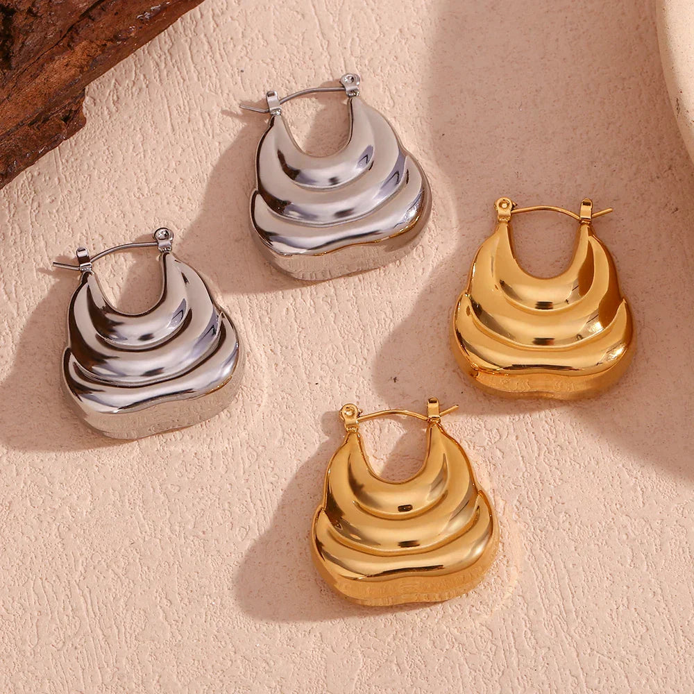 Brincos Elegantes em Camadas de Ouro
