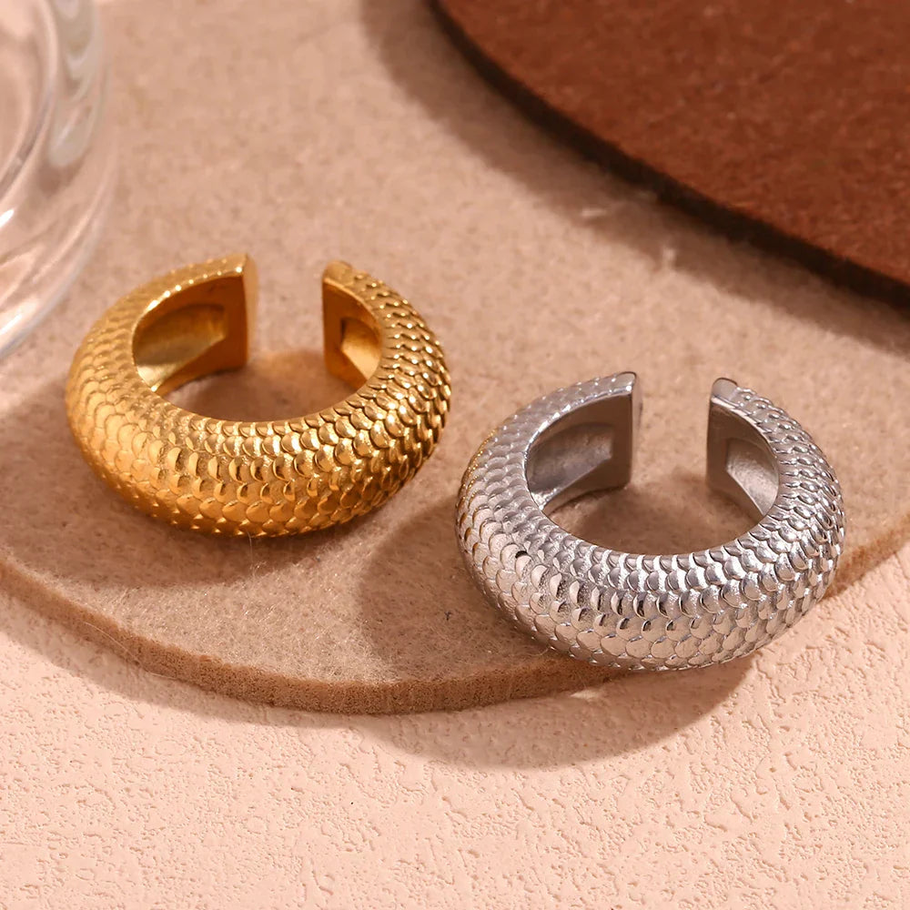 Brinco Elegante de Escama de Peixe Banhado a Ouro