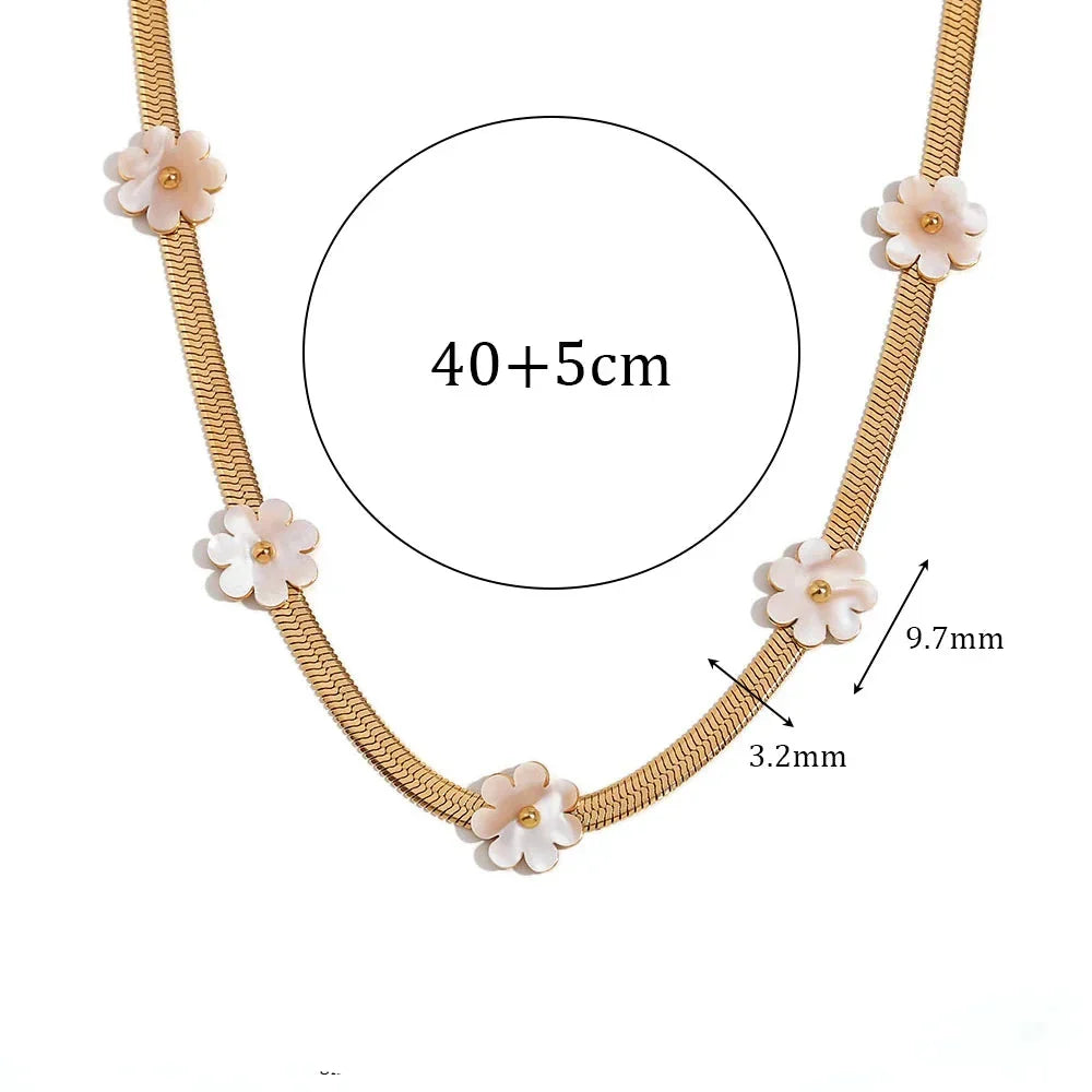 Colar Elegante de Flores em Aço Inoxidável Banhado a Ouro