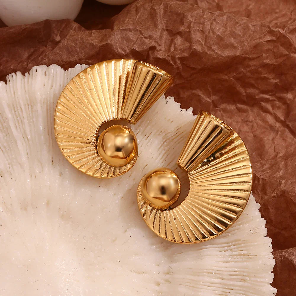 Brincos Espiral Dourados com Esfera Elegante
