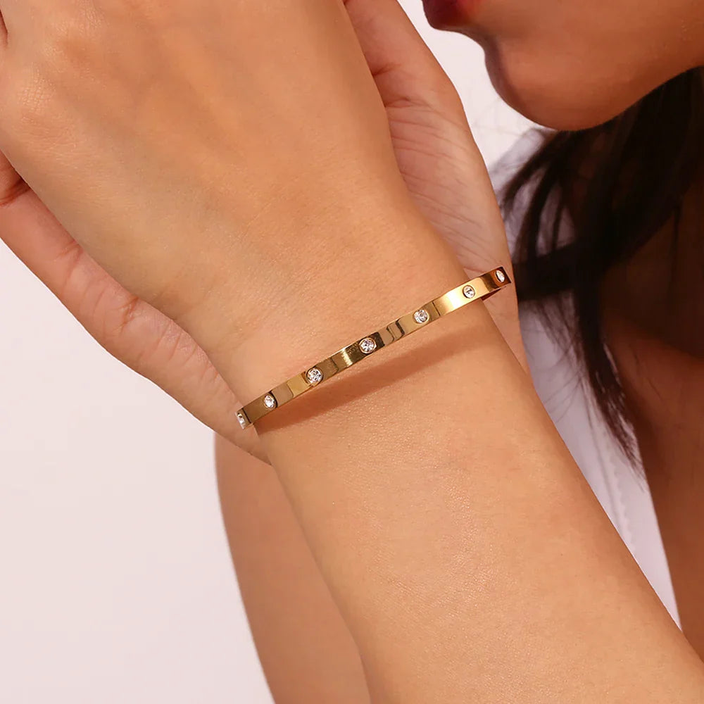 Pulseira Burnetts Joias Dourada com Zircônia e Aço Inoxidável