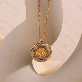 Colar Pingente Mármore Natural com Sol Dourado