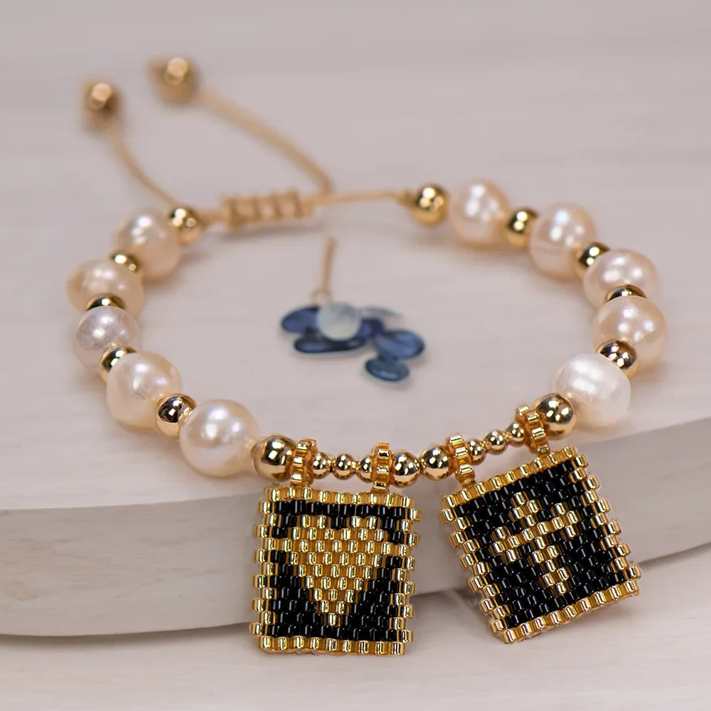 Pulseira de Pérolas com Coração e Cruz Boho