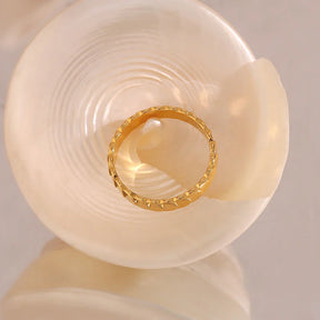 Anel Dourado Minimalista com Textura Escamada