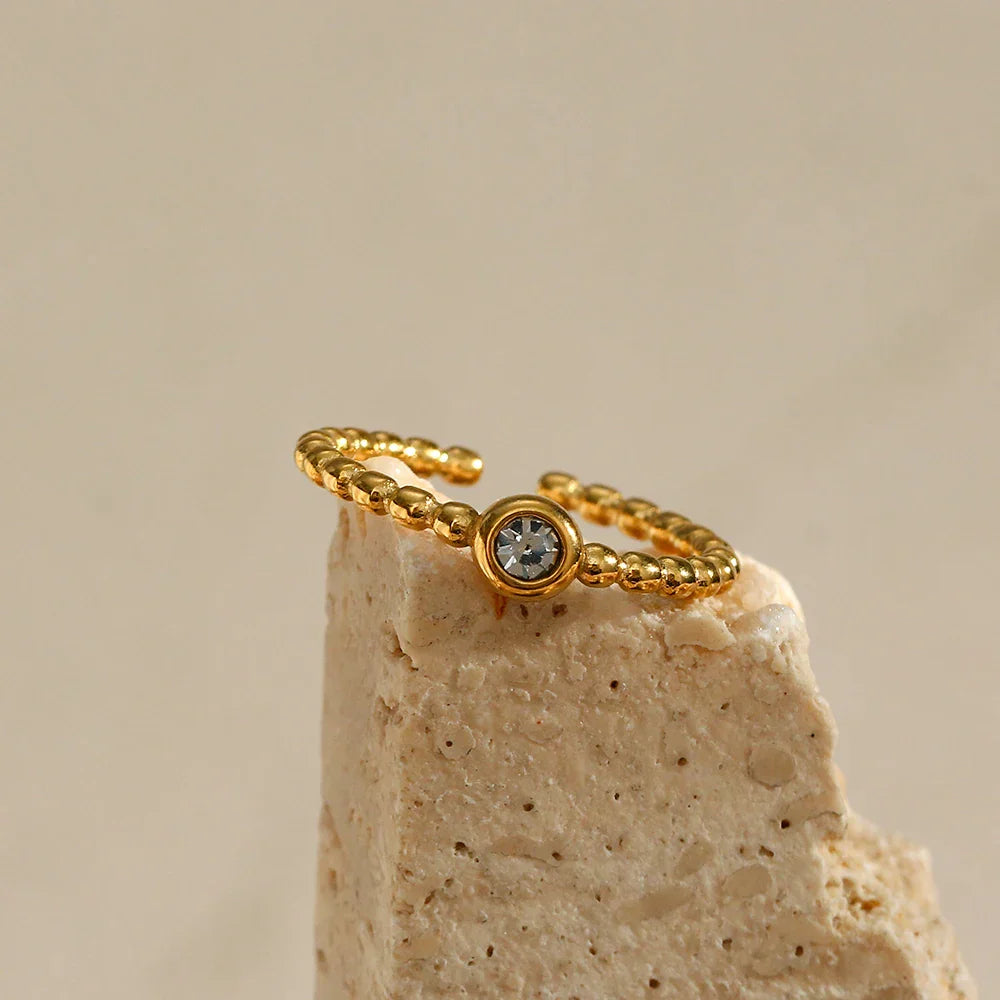 Anel Elegante de Zircônia com Esferas Douradas