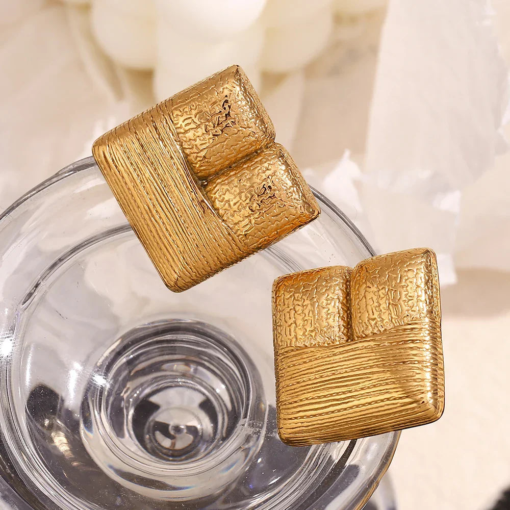 Brincos Geométricos de Ouro com Textura Elegante