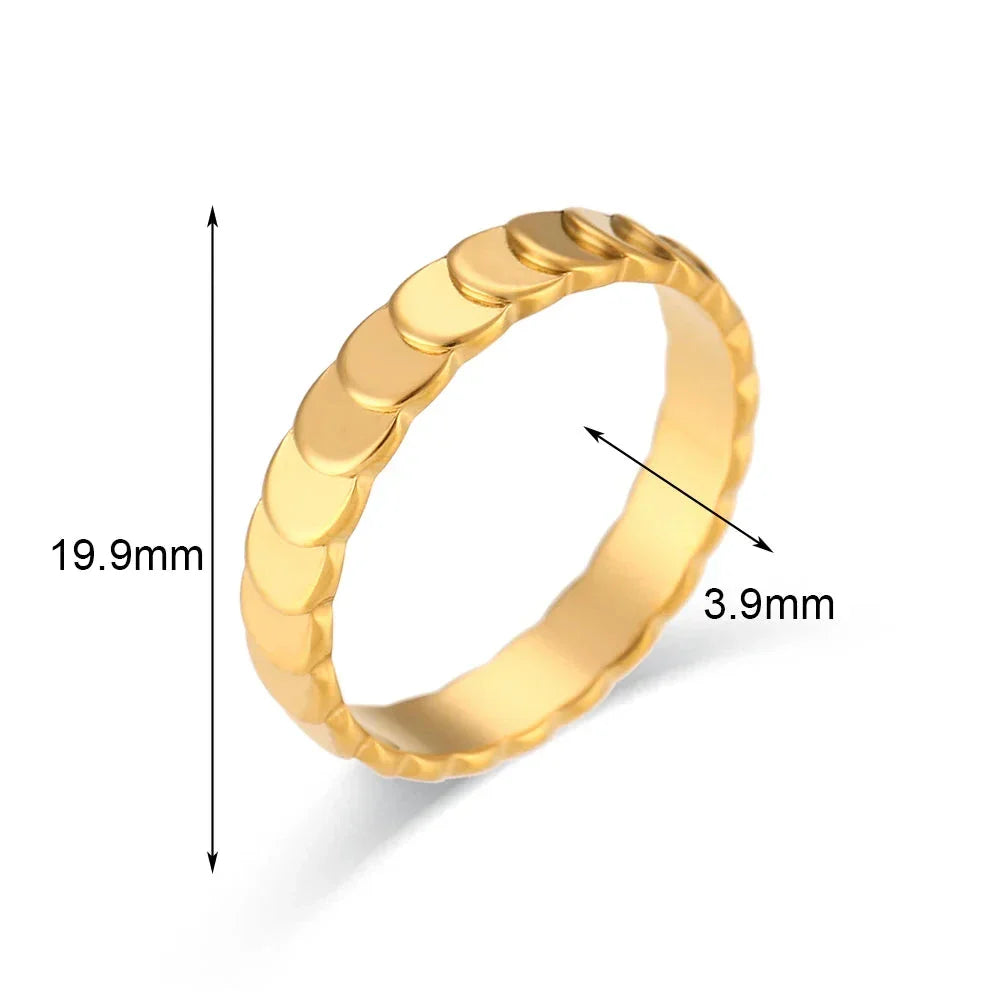 Anel Dourado Minimalista com Textura Escamada