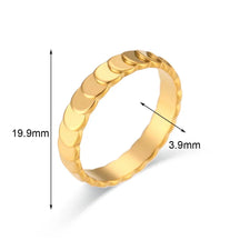 Anel Dourado Minimalista com Textura Escamada