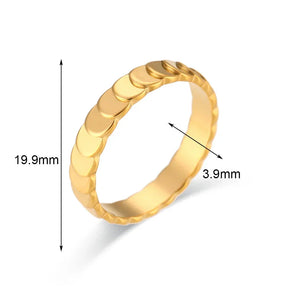 Anel Dourado Minimalista com Textura Escamada