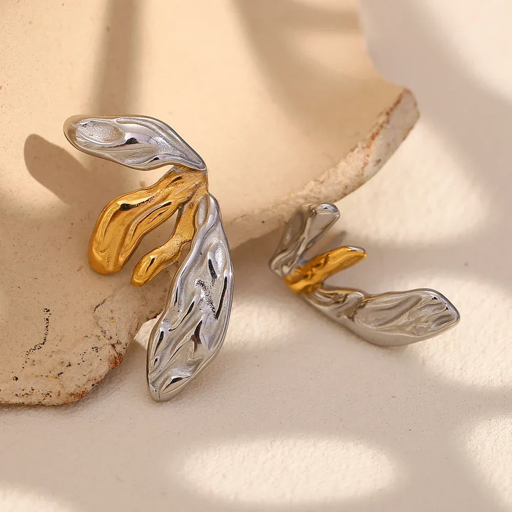 Brinco Assimétrico Flor de Lírio Banhado a Ouro 18K