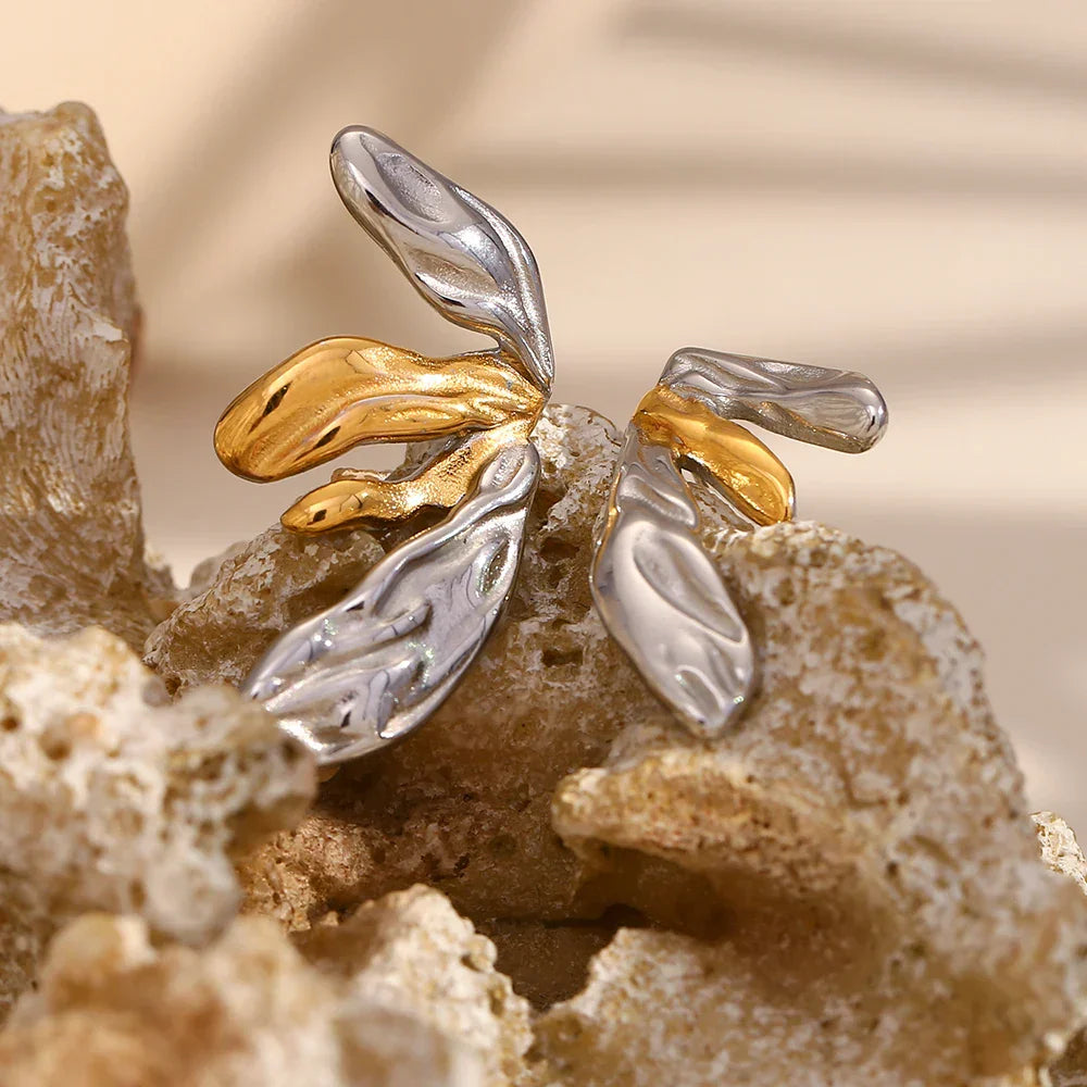 Brinco Assimétrico Flor de Lírio Banhado a Ouro 18K