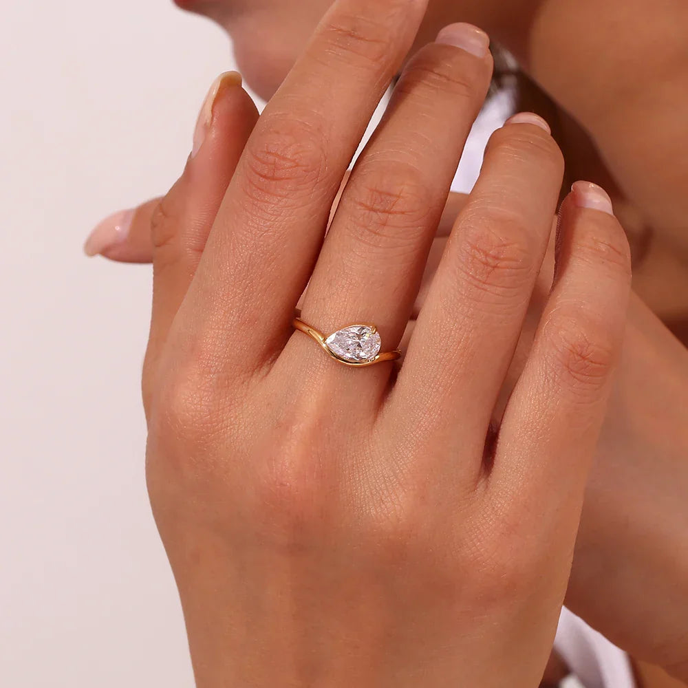 Anel Minimalista com Zircônia e Banho de Ouro 18k