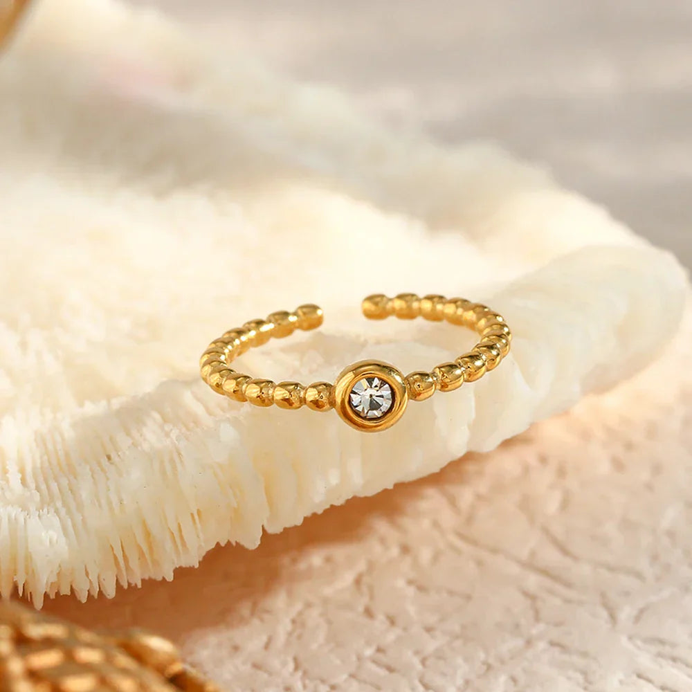 Anel Elegante de Zircônia com Esferas Douradas