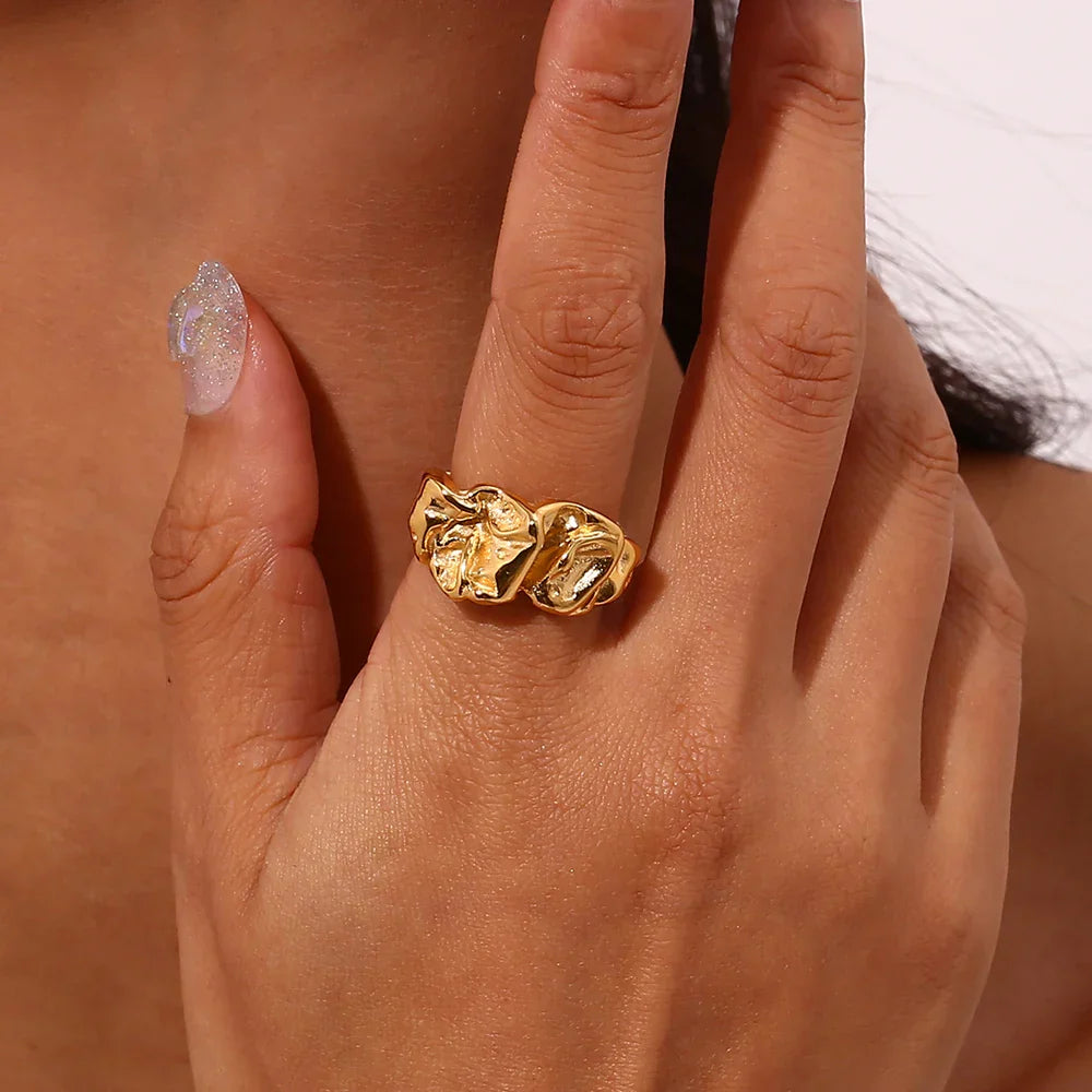 Anel Abstrato Banhado a Ouro com Design Artístico