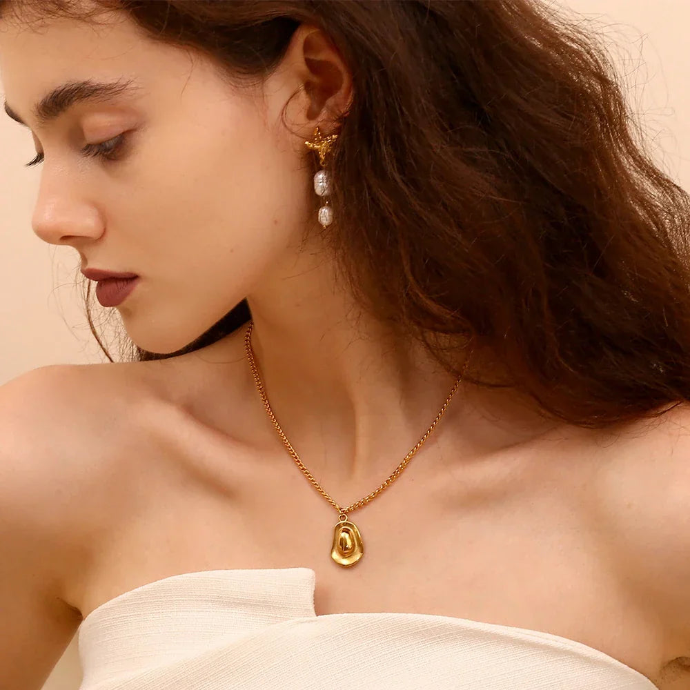 Colar Elegante Banhado a Ouro com Pingente de Chapéu