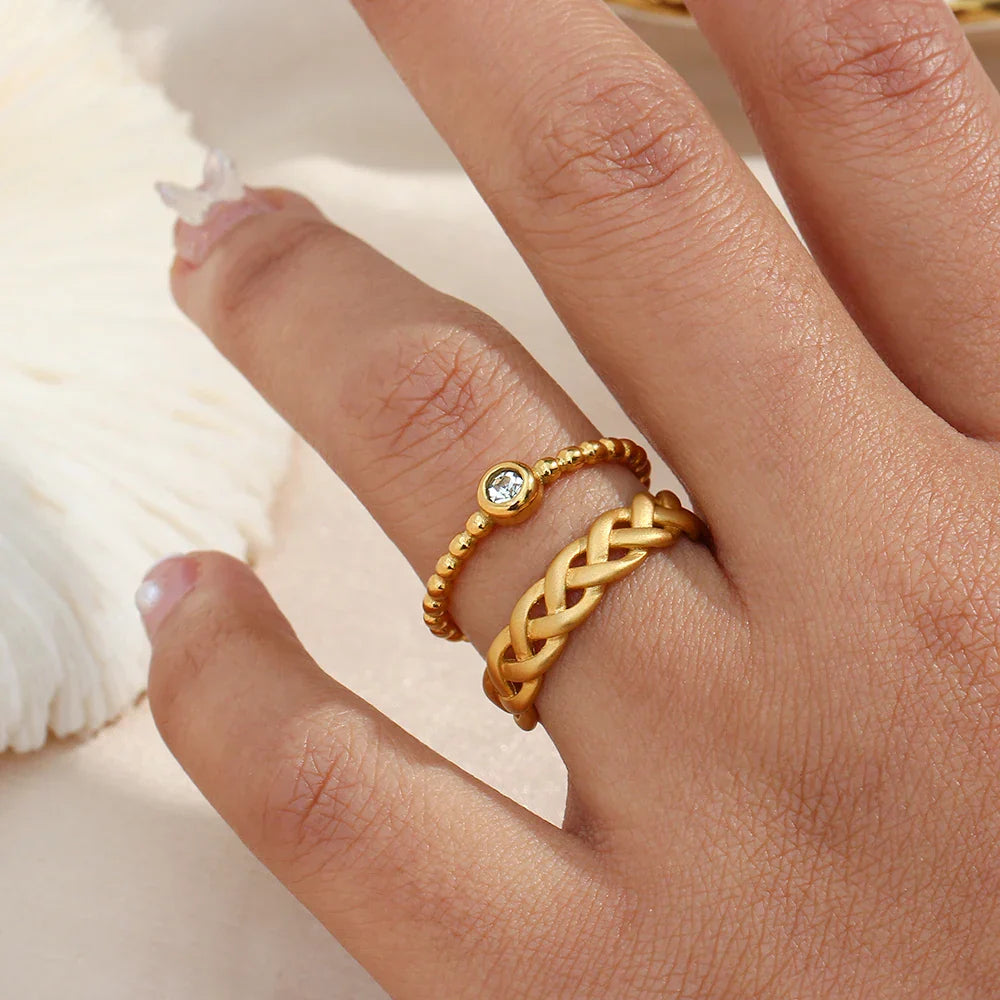 Anel Elegante de Zircônia com Esferas Douradas