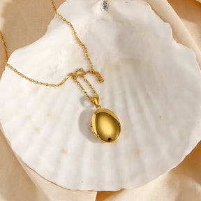 Colar Relicário Oval Dourado Elegante