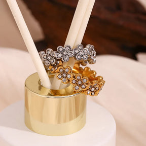 Anel Margarida com Zircônias em Aço Inoxidável Dourado