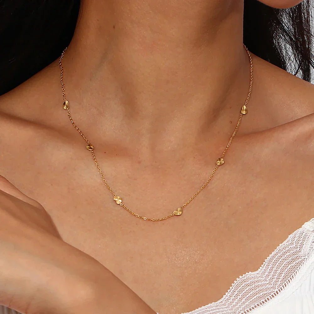 Colar Elegante Coração Dourado em Aço Inoxidável