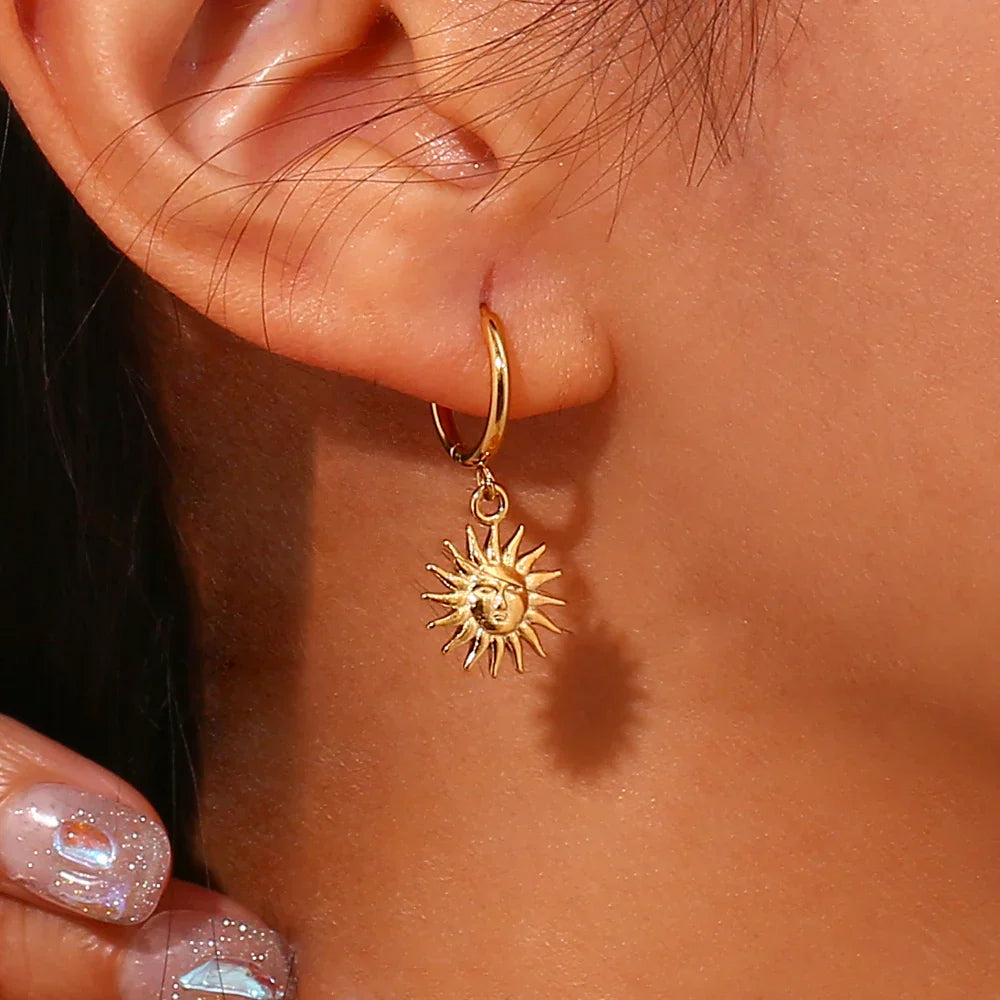Brincos de Argola com Pingente de Sol Dourado