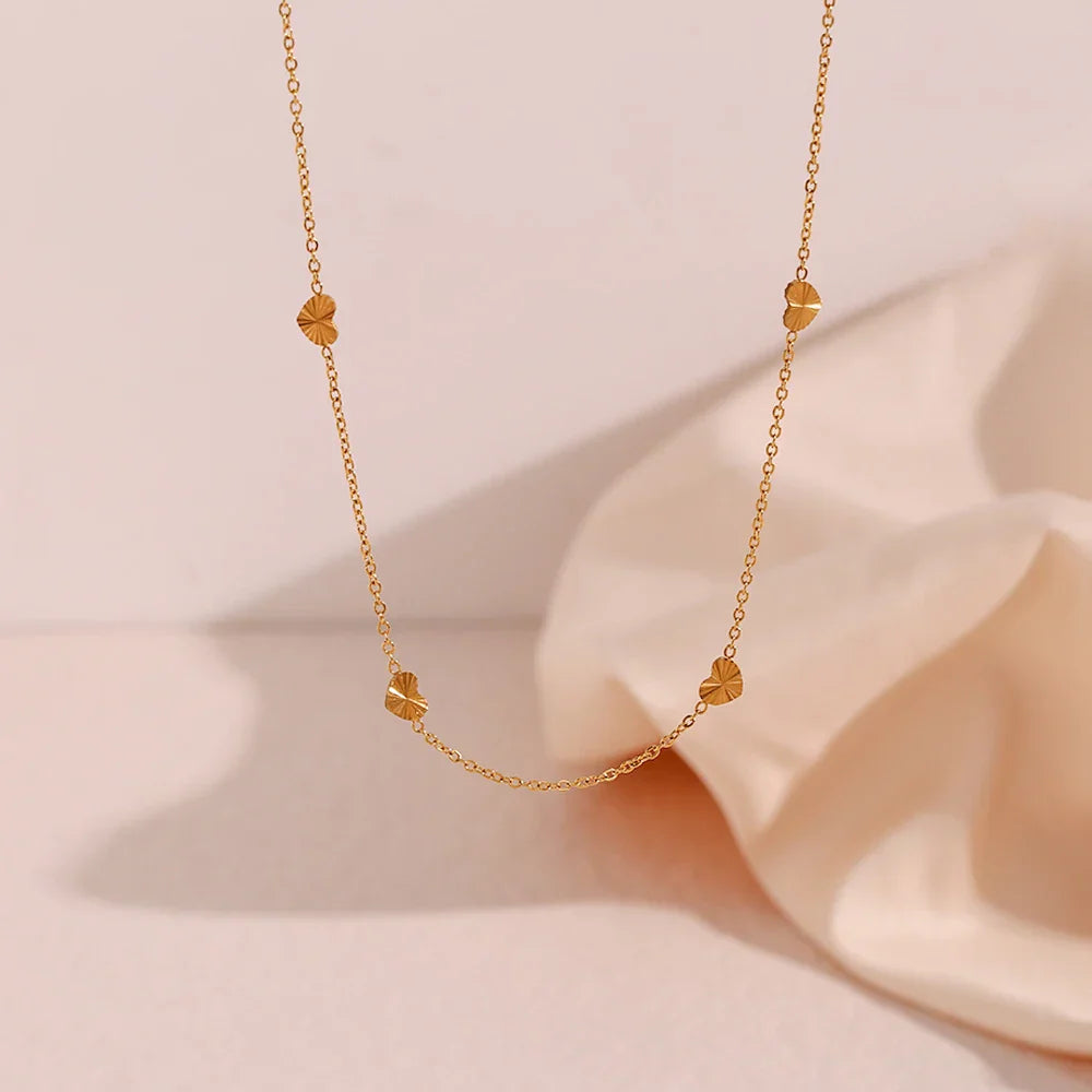 Colar Elegante Coração Dourado em Aço Inoxidável