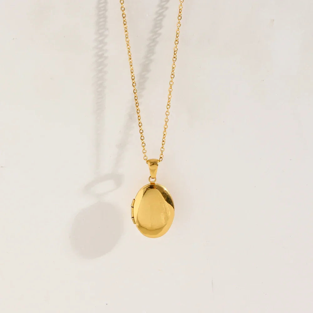 Colar Relicário Oval Dourado Elegante